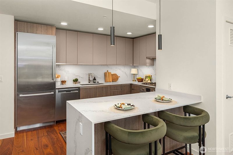 4th image of 800 Columbia Street #2305