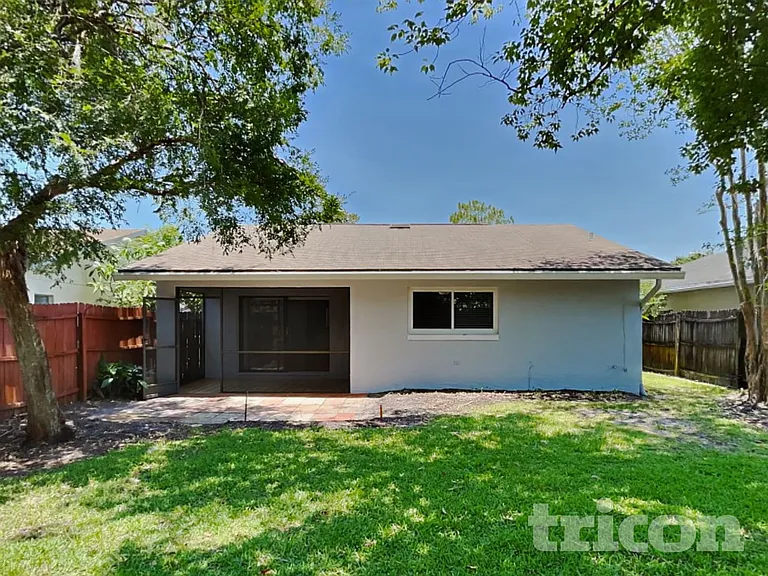 4442 Sandhurst Dr — Photo 15