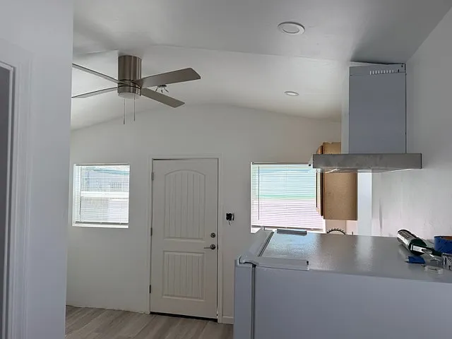 916 E Elm St — Photo 16
