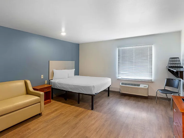 Deluxe Studio - 1 Queen Bed