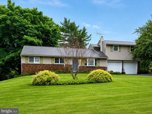 238 W Schwenkmill Rd, Perkasie, PA 18944
