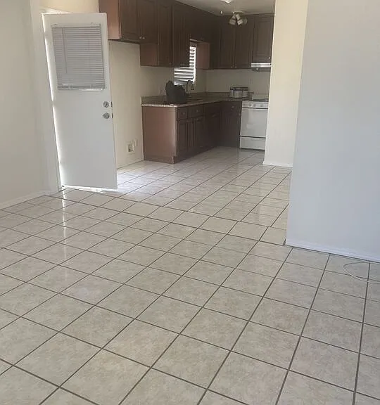 908 E Brett St — Photo 2
