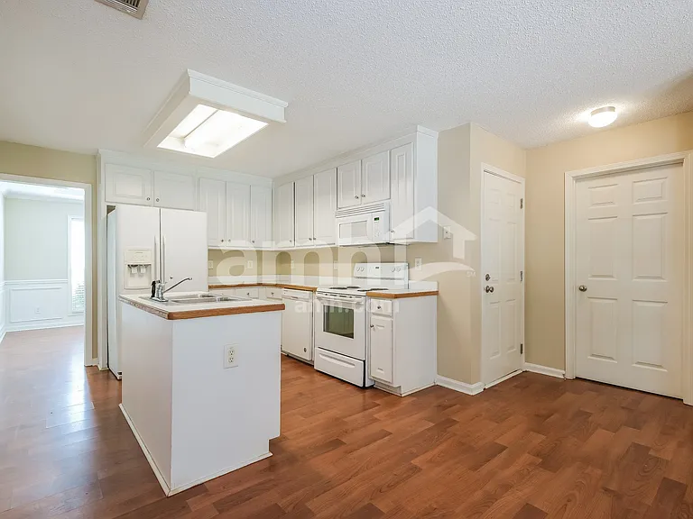 1633 Amalie Dr — Photo 4
