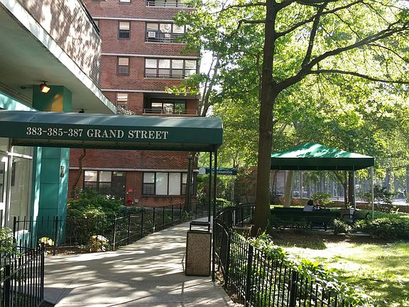5th image of 385 Grand St APT L102