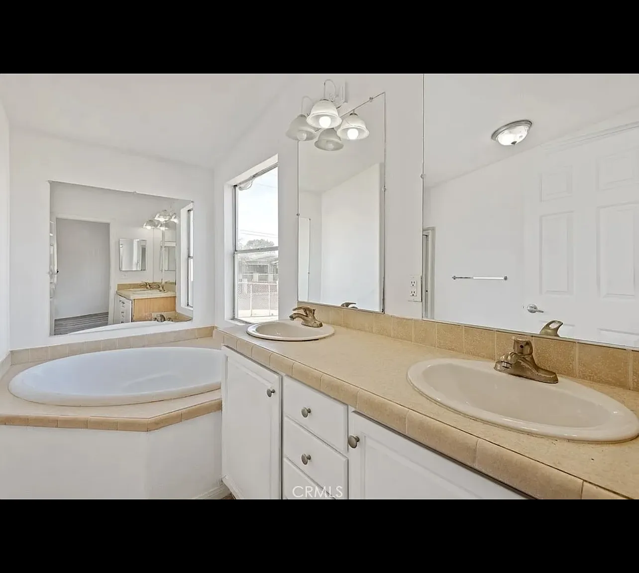 4 bed, 2.5 bath, 2640 sqft, $3,100 — Photo 2