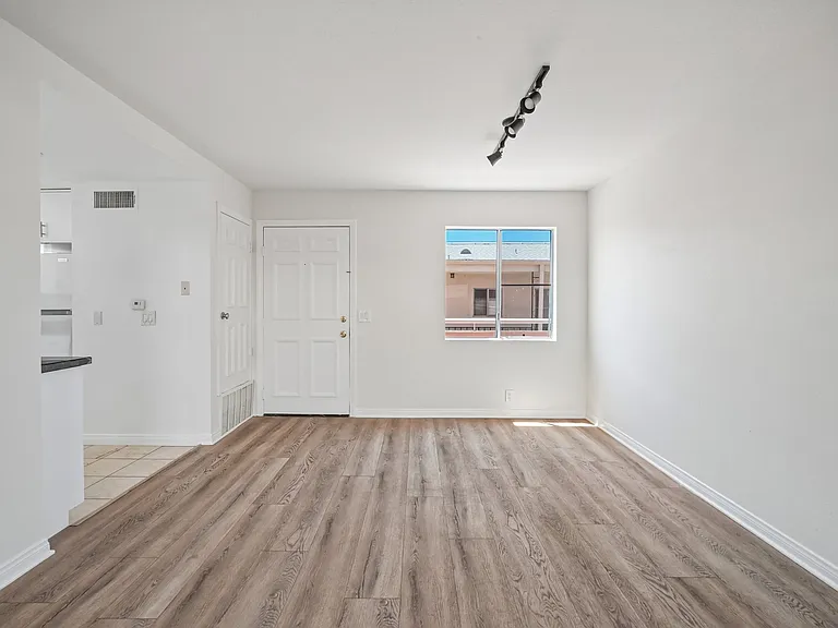 1939 N Tamarind Ave #1 — Photo 19