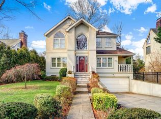 15 Elliot Rd, Great Neck, NY 11021