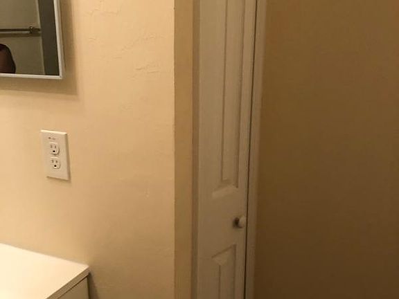 5th image of 608 SE 10th St