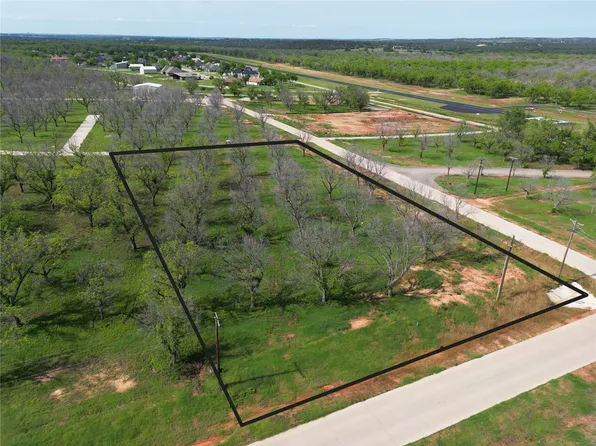 8068 W Landings Rd, Granbury, TX 76049