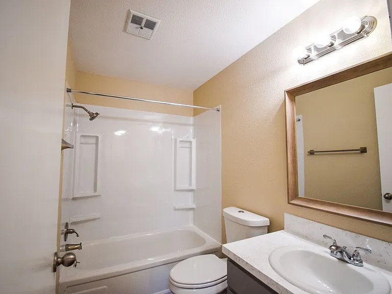 Spacious 2 bedroom 1.5 bath Town house Apartment! — Photo 13