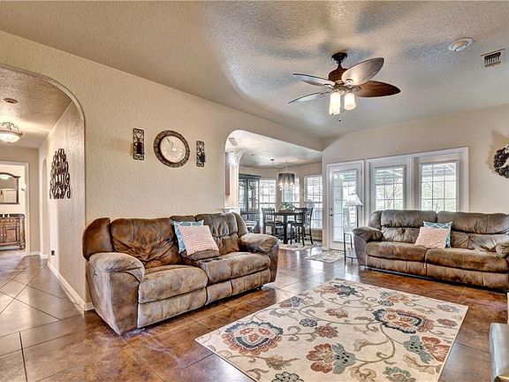 5th image of 124 E Mountain View Dr