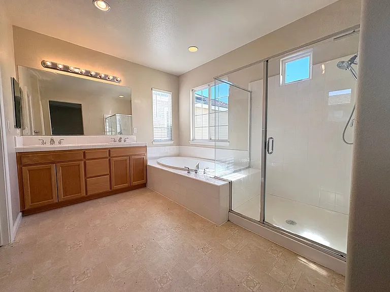 546 Almanor St — Photo 14