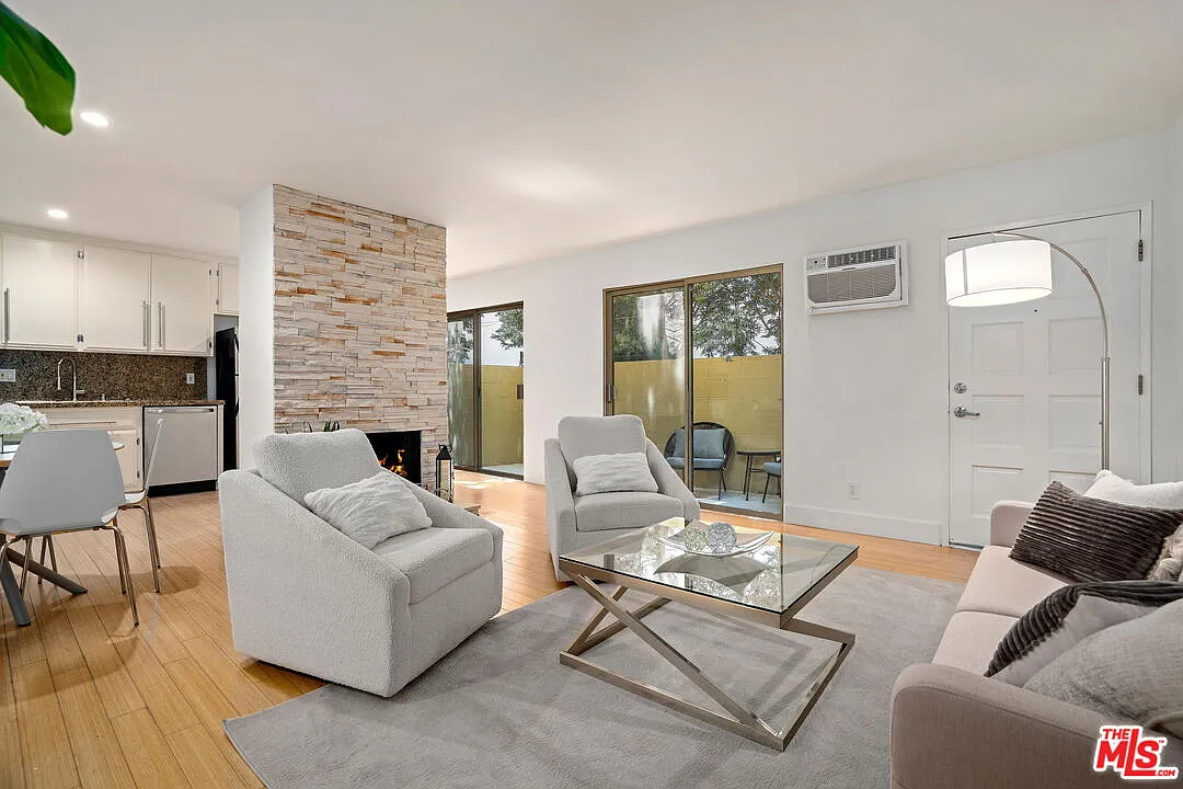 2 bed, 2.0 bath, 1000 sqft, $3,695 — Photo 3