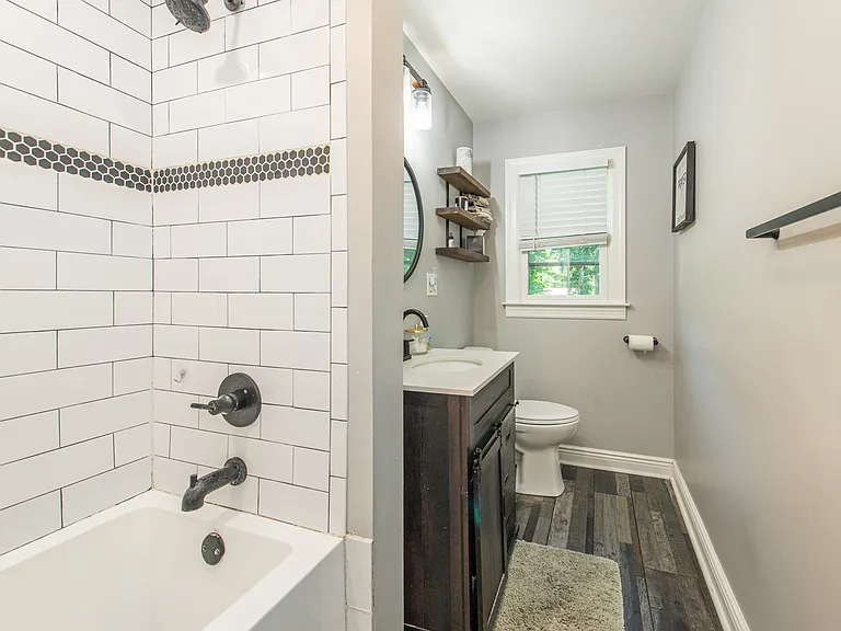 35 Erie Ave — Photo 14