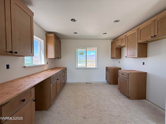 4th image of 720 Emerald Ln