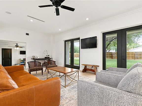 3rd image of 1401 Kerria Ave