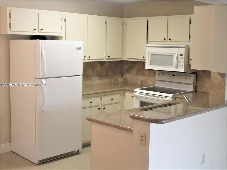 9491 Palm Cir S #205 — Photo 5