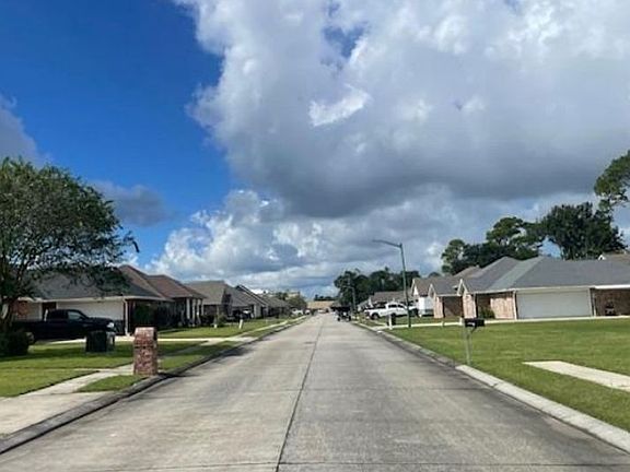 Exterior Neighborhood (street photo)