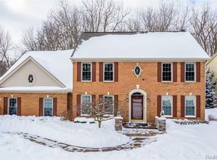 1367 Woodbridge Ln, Wixom, MI