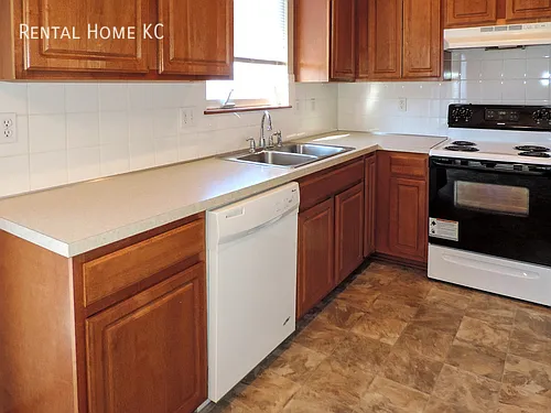 7402 Hedge Lane Ter — Photo 5