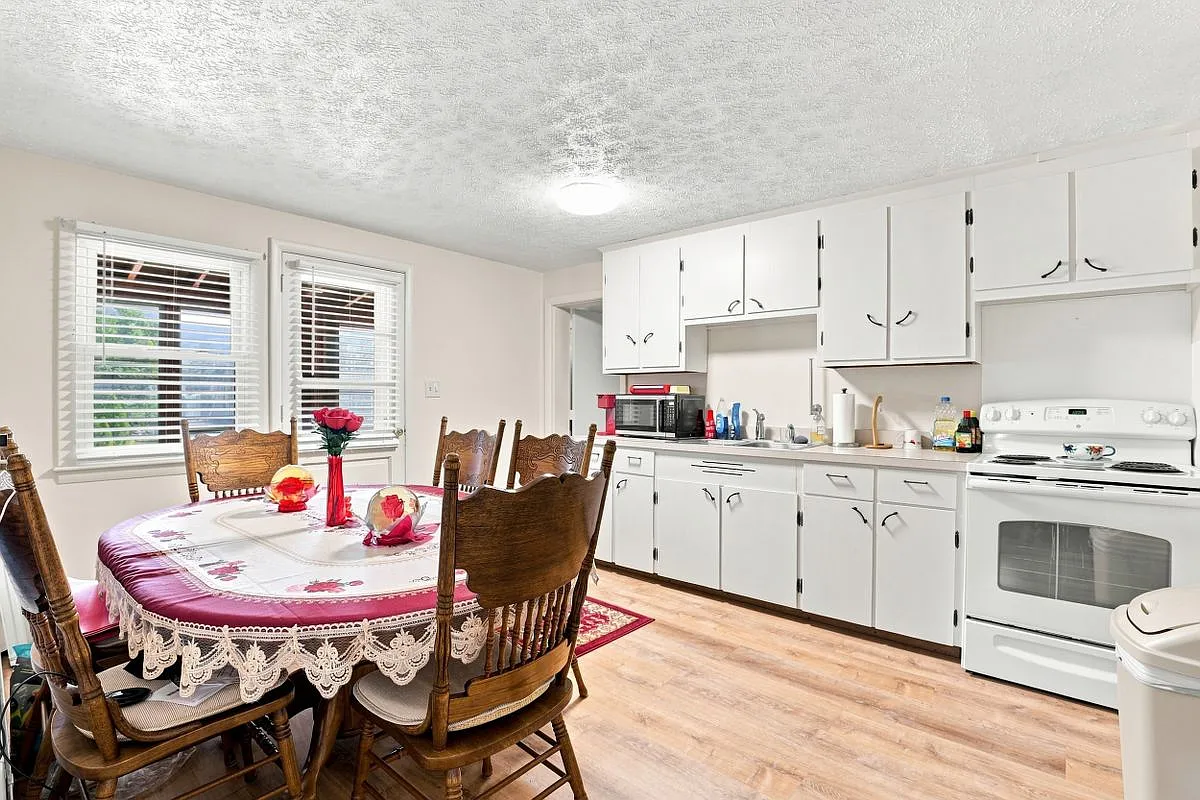 1 bed, 1.0 bath, 754 sqft, $1,600 — Photo 1