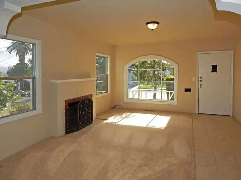 970 W Franklin St — Photo 3