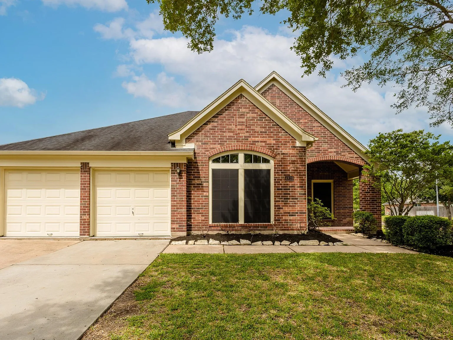 3 bed, 2.0 bath, 2095 sqft, $2,100 — Photo 1