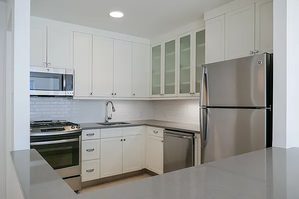 Rented by Greystar | media 16