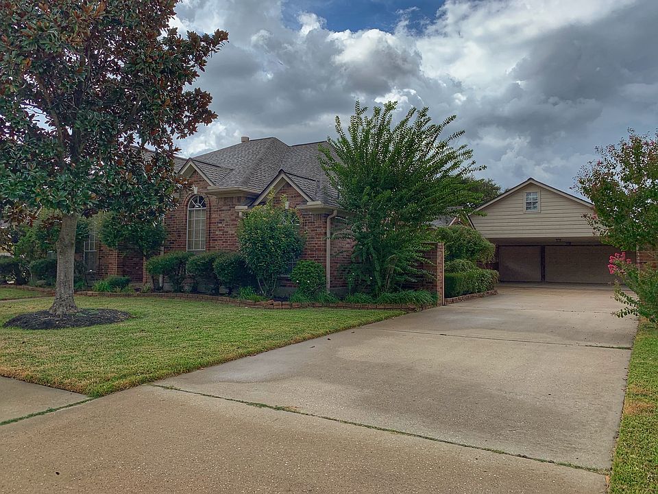 Great street, 3 car garage