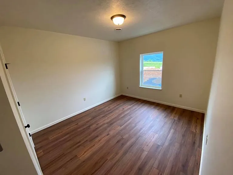 215 Kenlee Dr — Photo 5