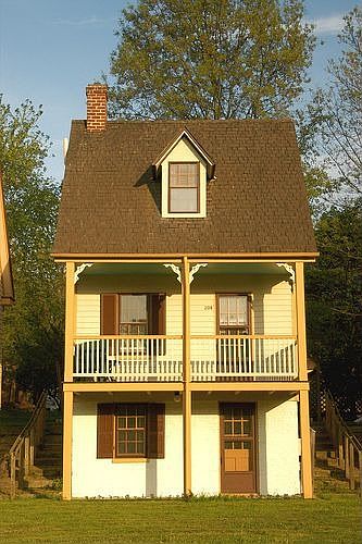 1st image of 204 Corsica St