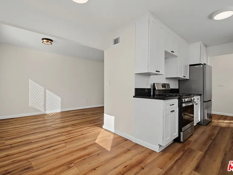 11508 Fenton Ave — Photo 6