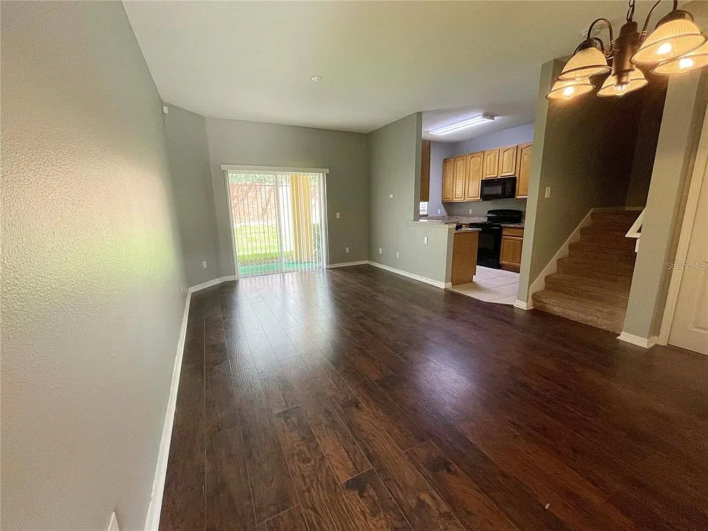 3 bed, 2.5 bath, 1203 sqft, $1,900 — Photo 2