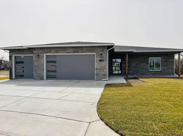 8227 E Summerside Pl, Wichita, KS 67226