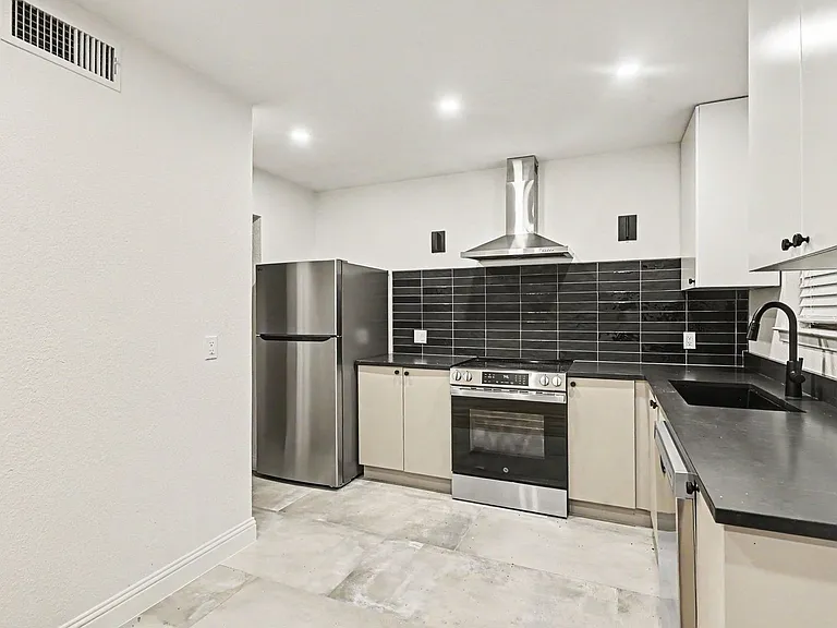 2101 Mistletoe Ave — Photo 6