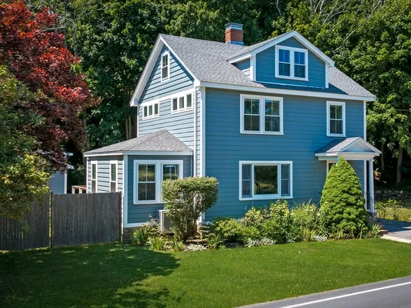 126 School St, Manchester, MA 01944