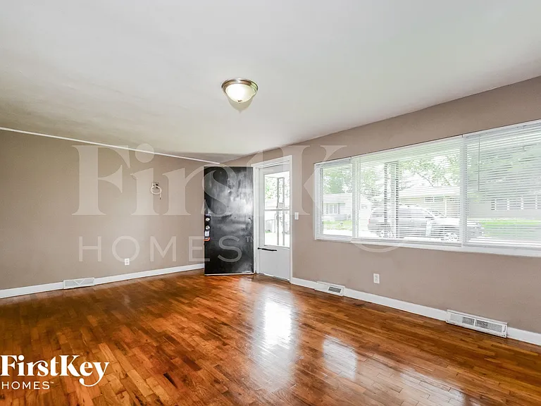 704 Highland Dr — Photo 4