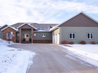 1528 Valley Bluffs Dr, Minot, ND 58701