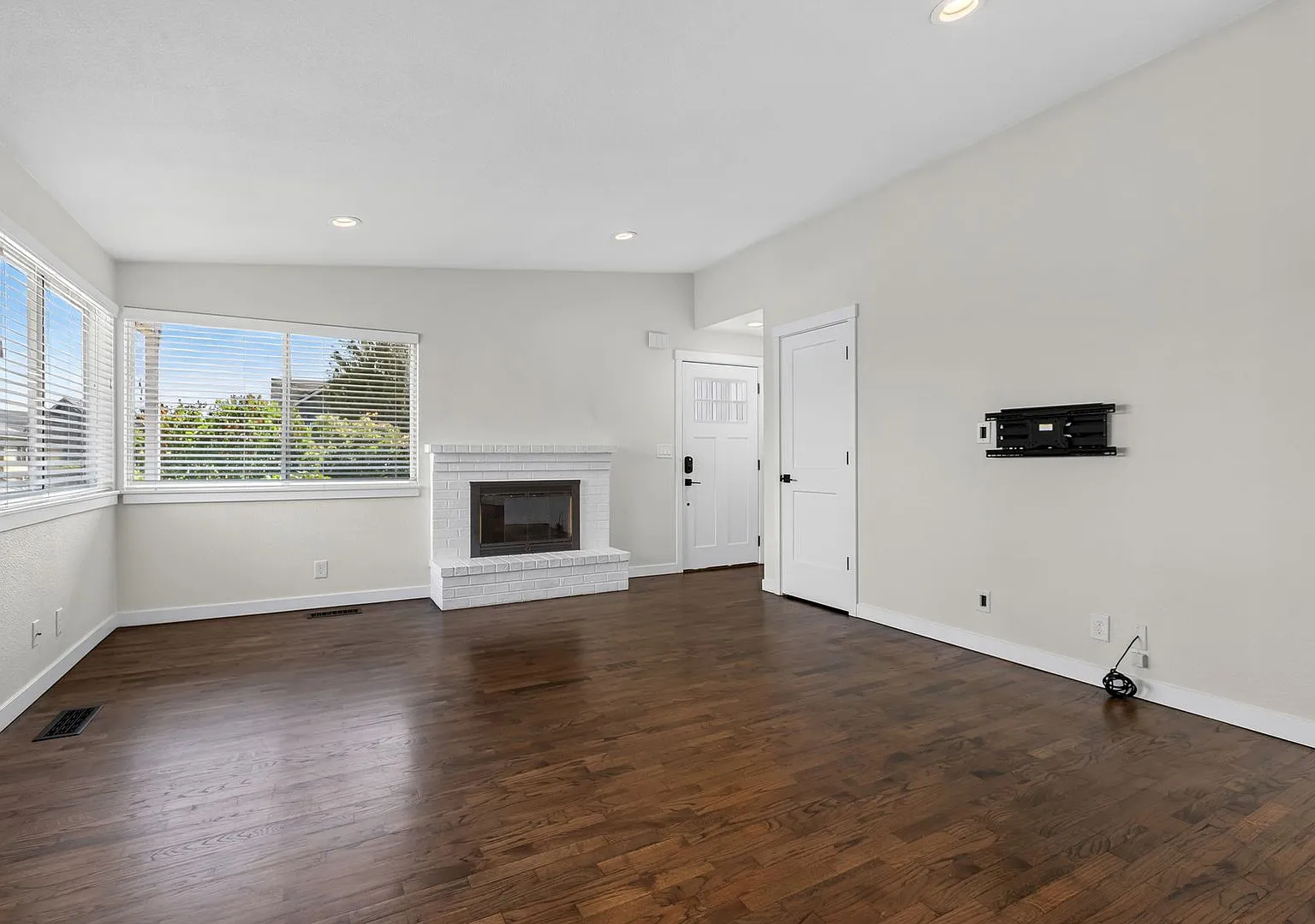 Spacious 3 Bedroom West Seattle Home with Private Fenced Yard — Photo 2