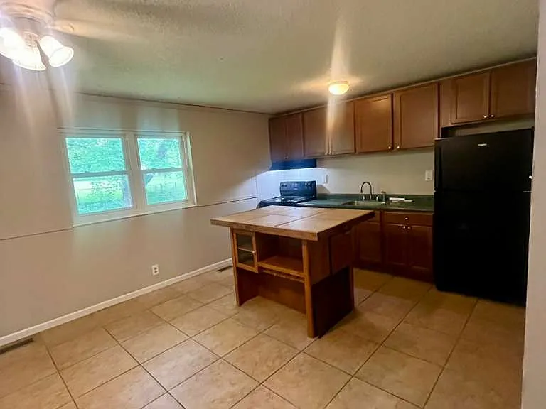 2145 Kingsford Dr — Photo 2