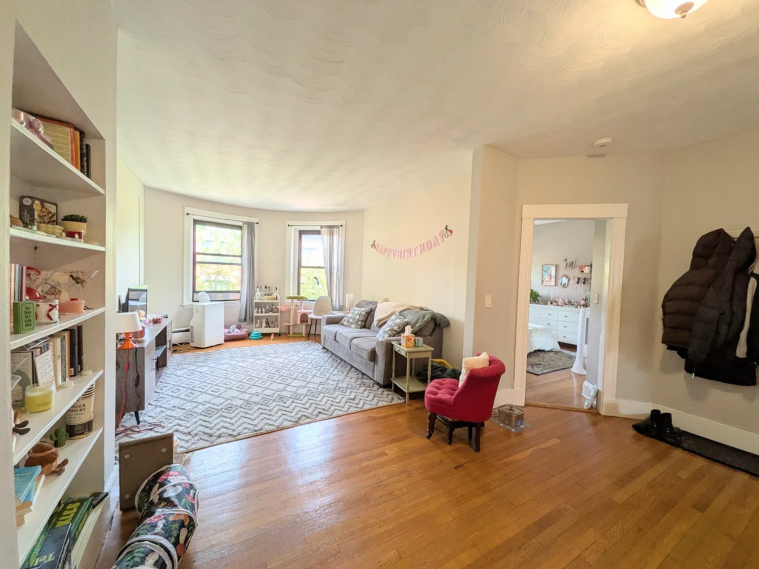 4 bed, 9999 sqft, $3,900 — Photo 2