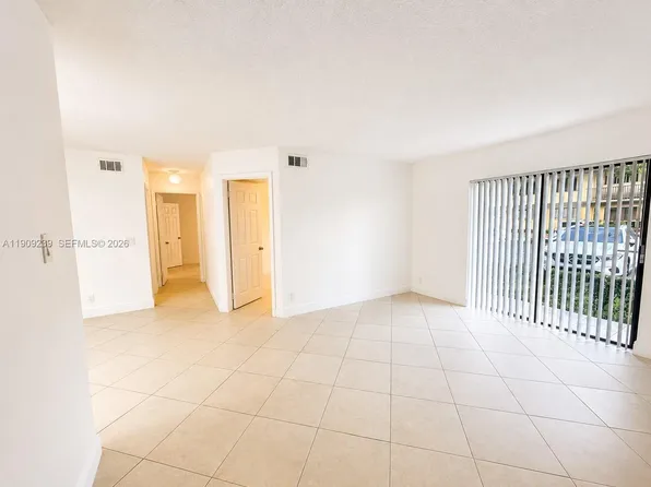523 Trace Cir APT 105, Deerfield Beach, FL 33441