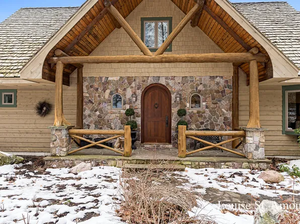 8168 N Fernwood Cir, White Cloud, MI 49349