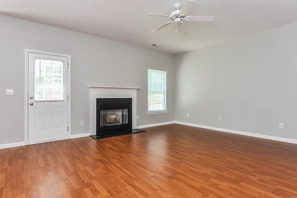 4 bed, 2.5 bath, 2881 sqft, $2,370 — Photo 2