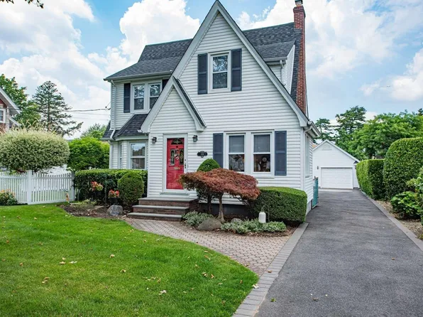 166 Ferncroft Road, Mineola, NY 11501