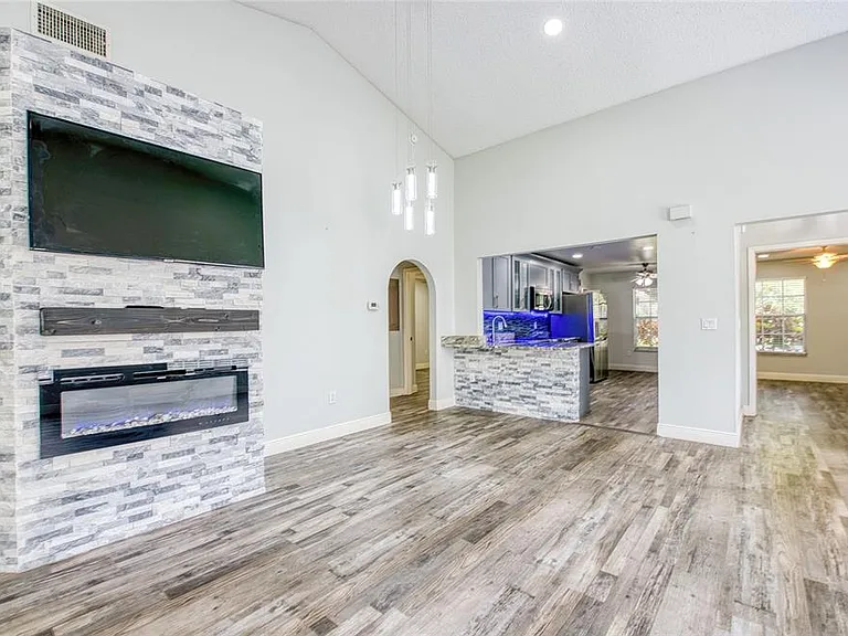 2390 Bentley Dr — Photo 9