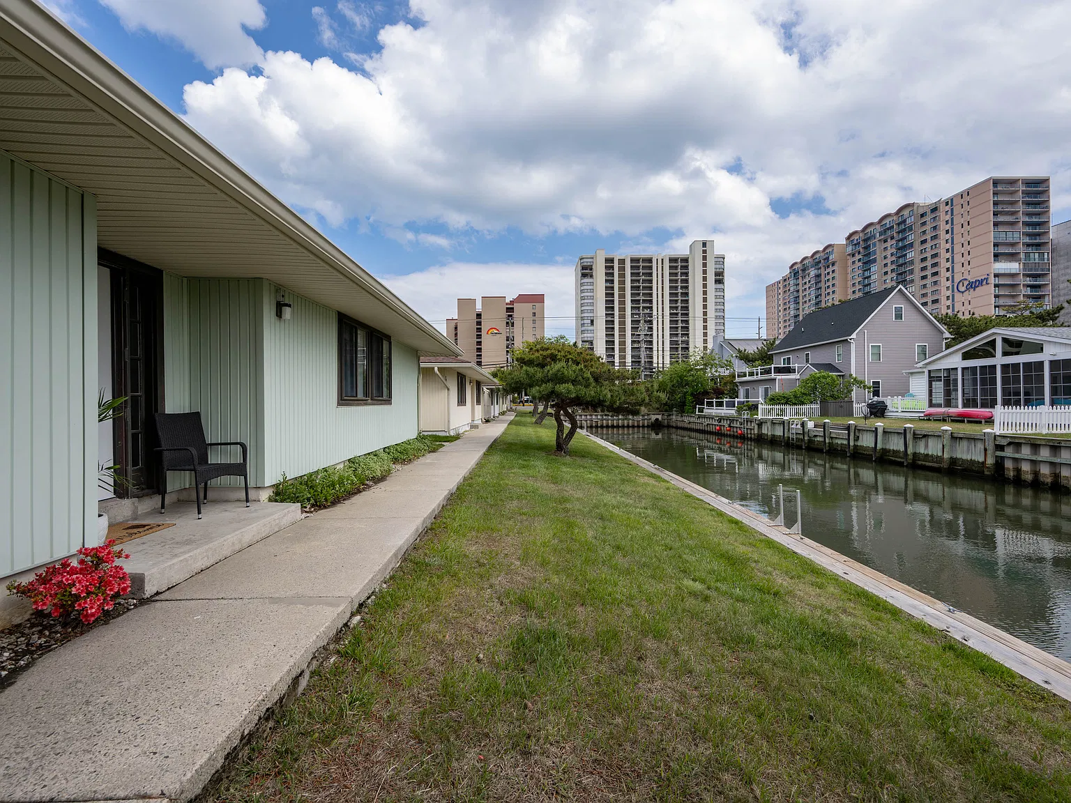 2 bed, 880 sqft, $1,800 — Photo 2