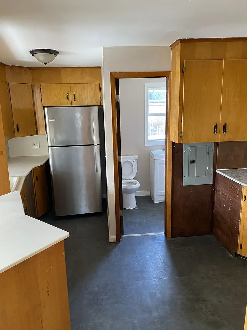 3 bed, 1.0 bath, $1,600 — Photo 2