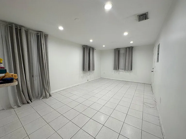 201 SW 19th Ave #3 — Photo 5