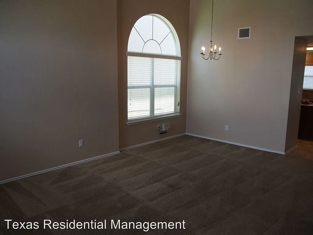 4 bed, 2.5 bath, 2035 sqft, $1,775 — Photo 4